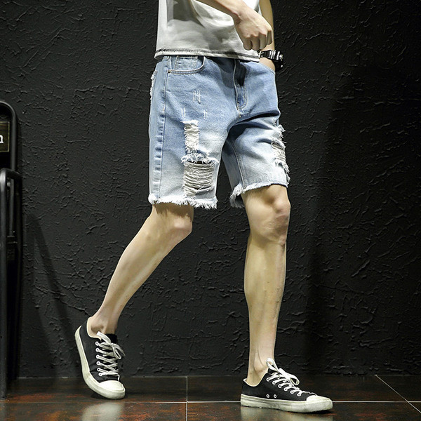 Blugi bărbați scurti rupți deasupra genunchiului