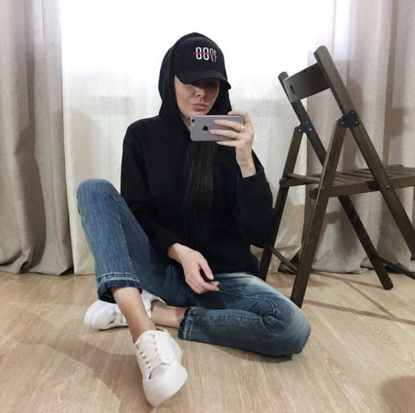 Tricou dama sport-casual cu inscriptie brodata alb-negru