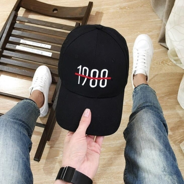 Tricou dama sport-casual cu inscriptie brodata alb-negru