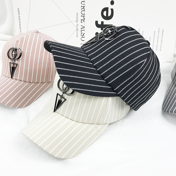 Palarie zilnica de dama cu dungi in trei culori cu decor metalic