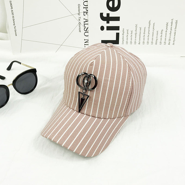 Palarie zilnica de dama cu dungi in trei culori cu decor metalic