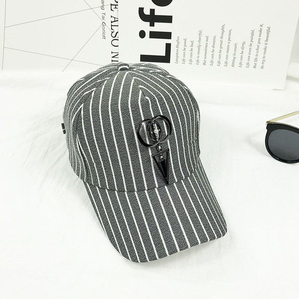 Palarie zilnica de dama cu dungi in trei culori cu decor metalic