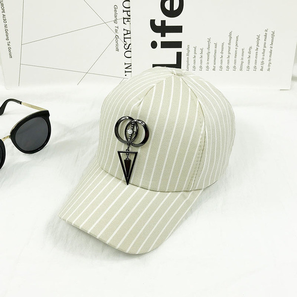 Palarie zilnica de dama cu dungi in trei culori cu decor metalic