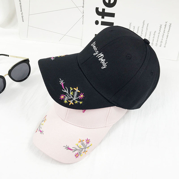 Pălărie de damă în roz, alb și negru cu inscripție și broderie