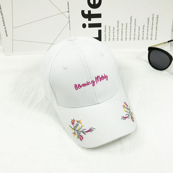 Pălărie de damă în roz, alb și negru cu inscripție și broderie