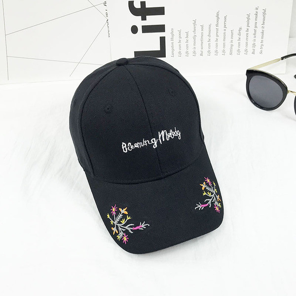 Pălărie de damă în roz, alb și negru cu inscripție și broderie