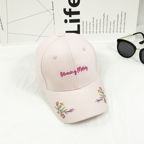 Pălărie de damă în roz, alb și negru cu inscripție și broderie