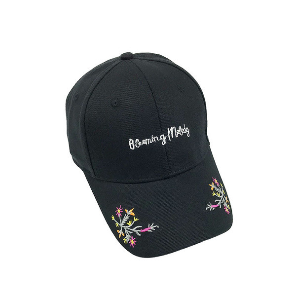 Pălărie de damă în roz, alb și negru cu inscripție și broderie