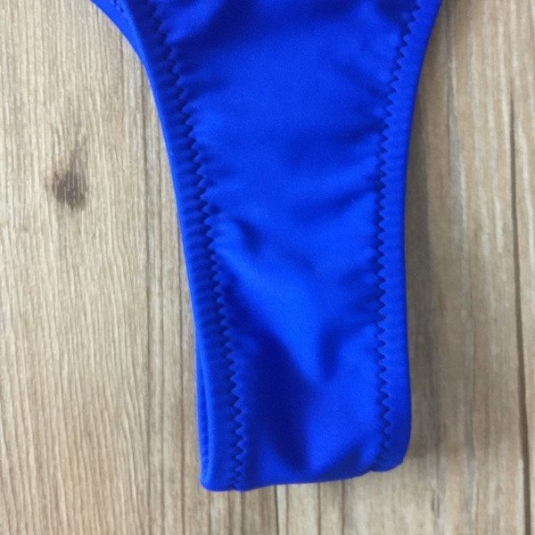 Costum de baie de damă de culoare albastră cu nuanțe aurii - un model de succes