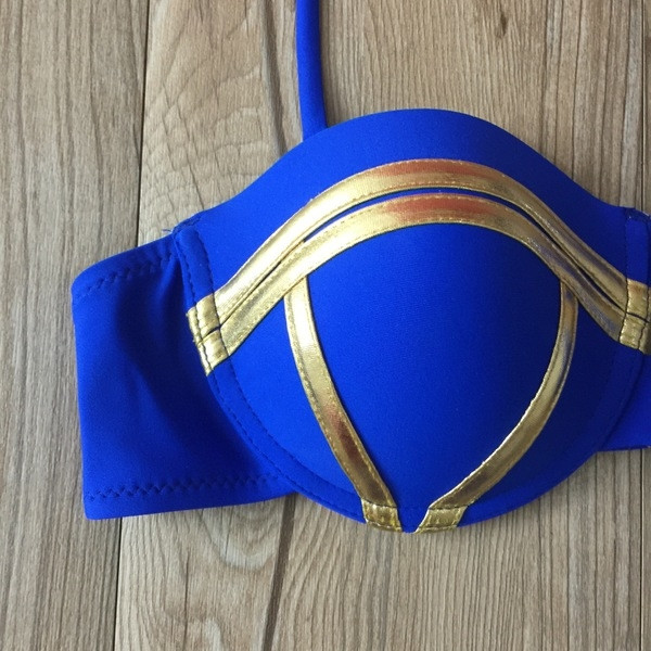 Costum de baie de damă de culoare albastră cu nuanțe aurii - un model de succes