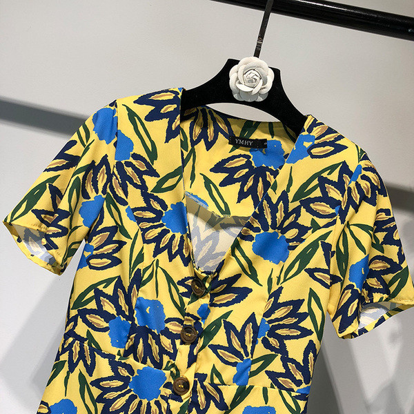 Rochie proaspătă de vară de damă, de culoare galbenă, cu imprimeu și mâneci scurte