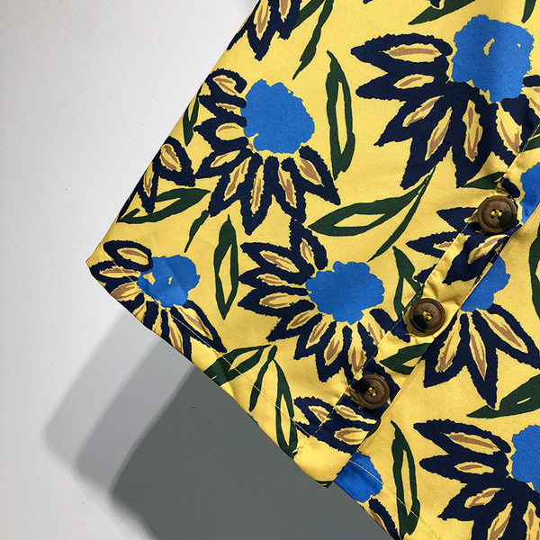 Rochie proaspătă de vară de damă, de culoare galbenă, cu imprimeu și mâneci scurte