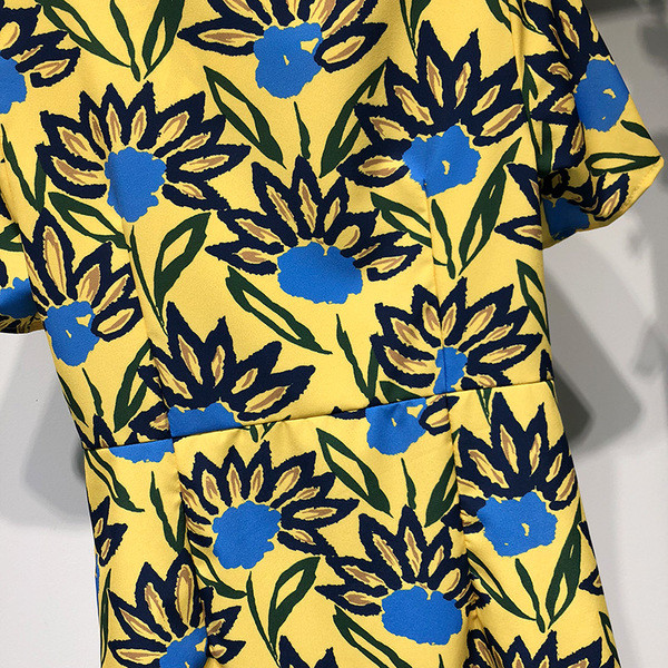 Rochie proaspătă de vară de damă, de culoare galbenă, cu imprimeu și mâneci scurte