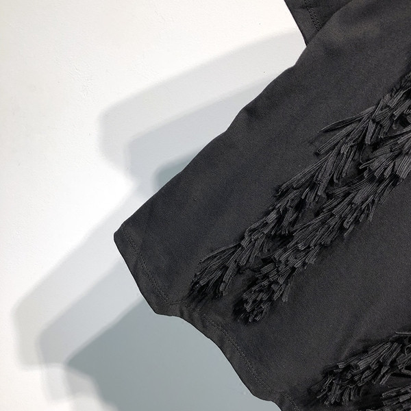 Tricou elegant de damă cu guler polo și franjuri, de culoare neagră