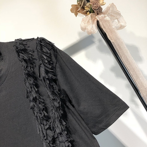 Tricou elegant de damă cu guler polo și franjuri, de culoare neagră