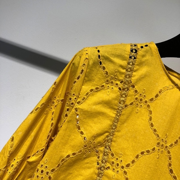 Tricou elegant de dama cu maneci 3/4, in stil liber, de culoare galbena