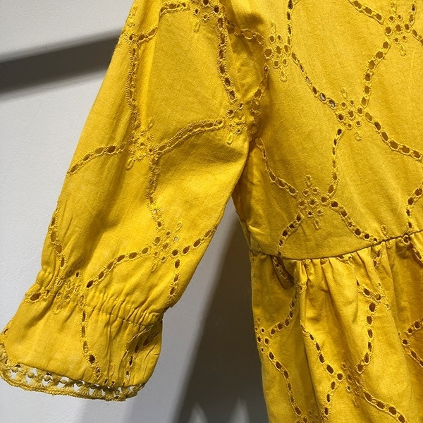 Tricou elegant de dama cu maneci 3/4, in stil liber, de culoare galbena