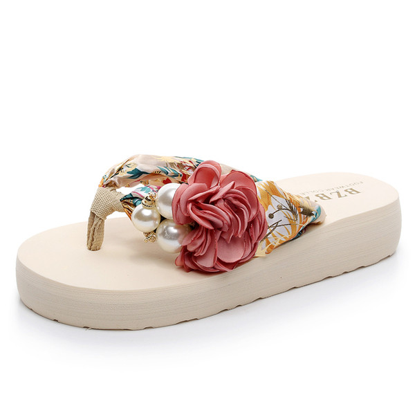 Papuci de damă cu talpă plată ridicată până la vârf, cu motive forale și decor 3D