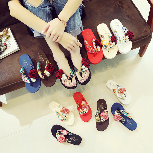 Papuci de damă cu talpă plată ridicată până la vârf, cu motive forale și decor 3D