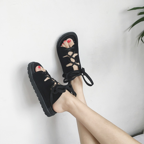 Sandale de damă din cauciuc de culoare neagră cu șireturi