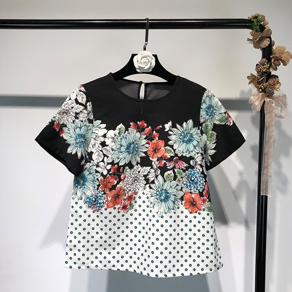 Tricou elegant de damă, colorat, cu motiv floral și decolteu în formă de O