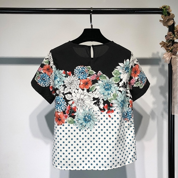 Tricou elegant de damă, colorat, cu motiv floral și decolteu în formă de O