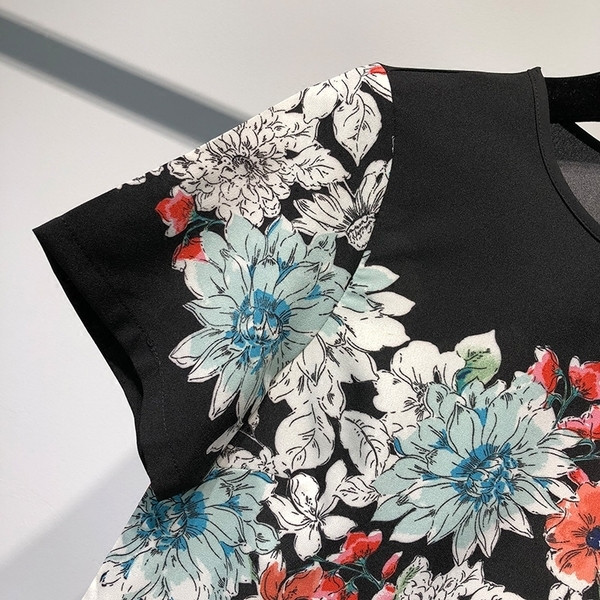 Tricou elegant de damă, colorat, cu motiv floral și decolteu în formă de O