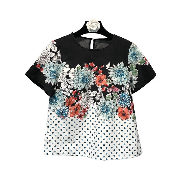 Tricou elegant de damă, colorat, cu motiv floral și decolteu în formă de O