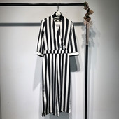 Elegáns női jumpsuit hosszú csíkos ujjakkal, áthúzható nyakkivágással