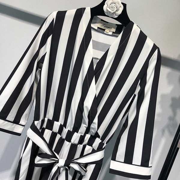 Salopetă elegantă de damă cu mâneci lungi în dungi, cu decolteu transfer