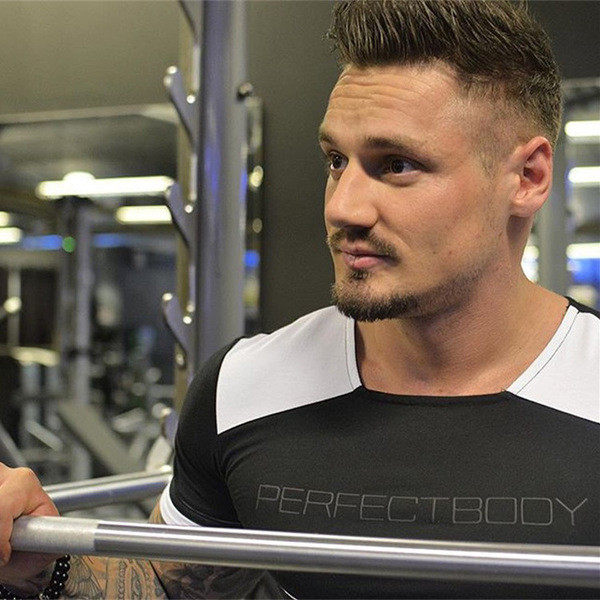 Tricou bărbătesc în două culori cu panglici colorate