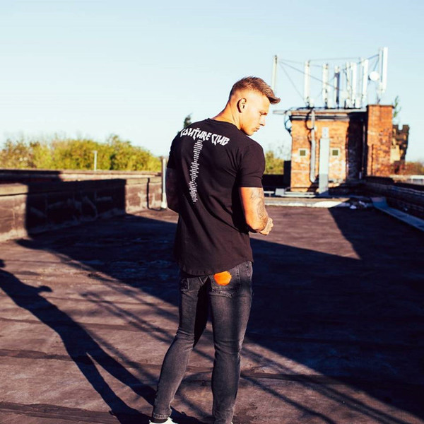 Tricou bărbătesc alb-negru cu inscripție și imprimeu