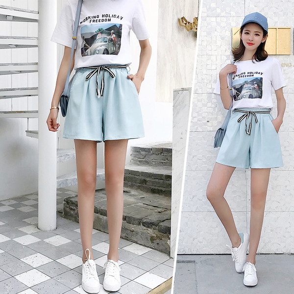 Pantaloni scurti eleganti de dama lati in mai multe culori