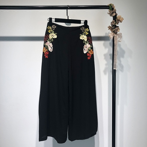 Pantaloni largi dama sport-eleganti in negru cu broderie