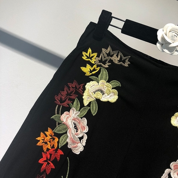 Pantaloni largi dama sport-eleganti in negru cu broderie