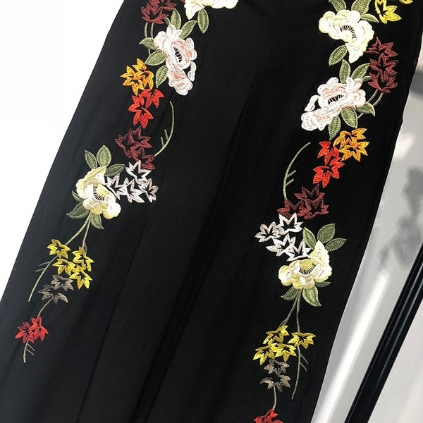 Pantaloni largi dama sport-eleganti in negru cu broderie