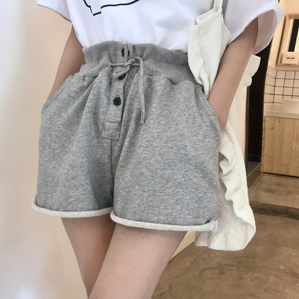 Pantaloni scurți de damă cu nasturi decorativi de culoare gri