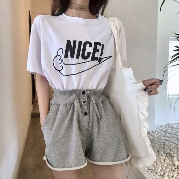 Pantaloni scurți de damă cu nasturi decorativi de culoare gri