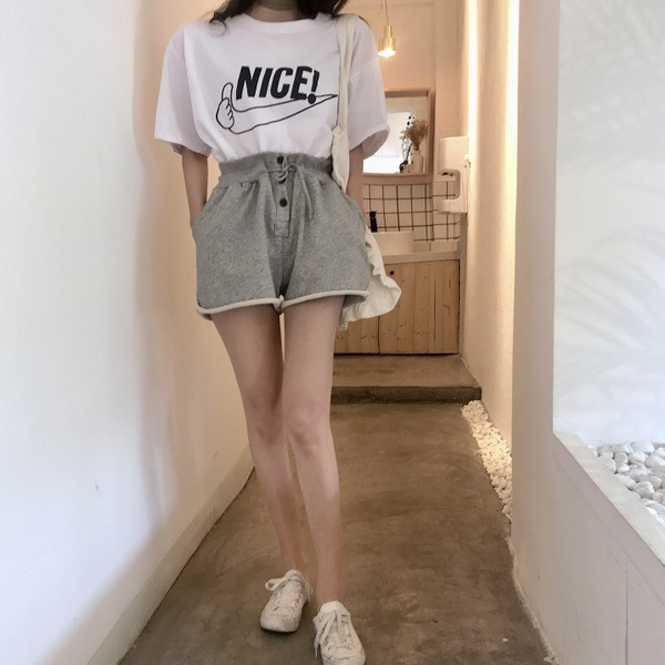 Pantaloni scurți de damă cu nasturi decorativi de culoare gri