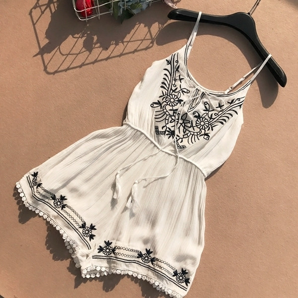 Salopeta dama in mai multe culori cu bretele subtiri si broderie colorata