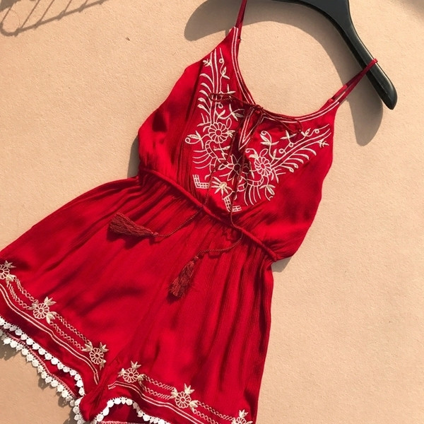 Salopeta dama in mai multe culori cu bretele subtiri si broderie colorata