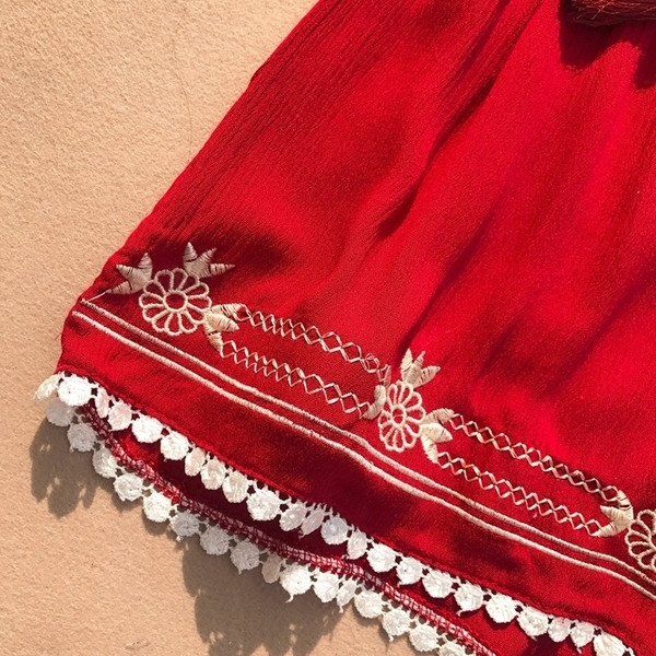 Salopeta dama in mai multe culori cu bretele subtiri si broderie colorata