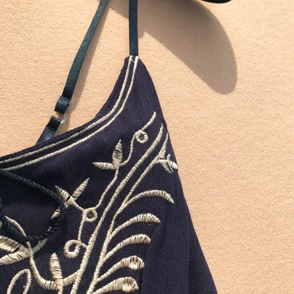 Salopeta dama in mai multe culori cu bretele subtiri si broderie colorata