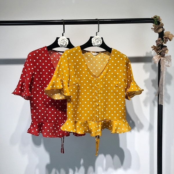 Tricou scurt de vară de damă în roșu și galben cu puncte într-un model gratuit