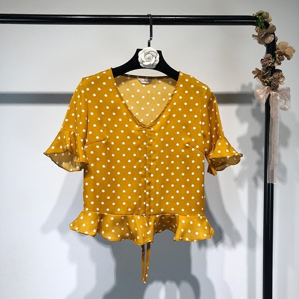 Tricou scurt de vară de damă în roșu și galben cu puncte într-un model gratuit