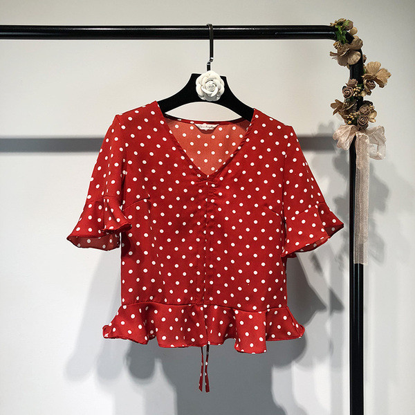 Tricou scurt de vară de damă în roșu și galben cu puncte într-un model gratuit