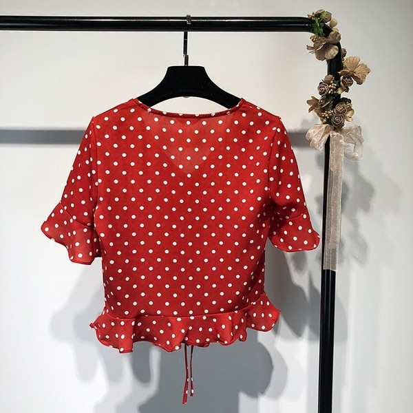 Tricou scurt de vară de damă în roșu și galben cu puncte într-un model gratuit