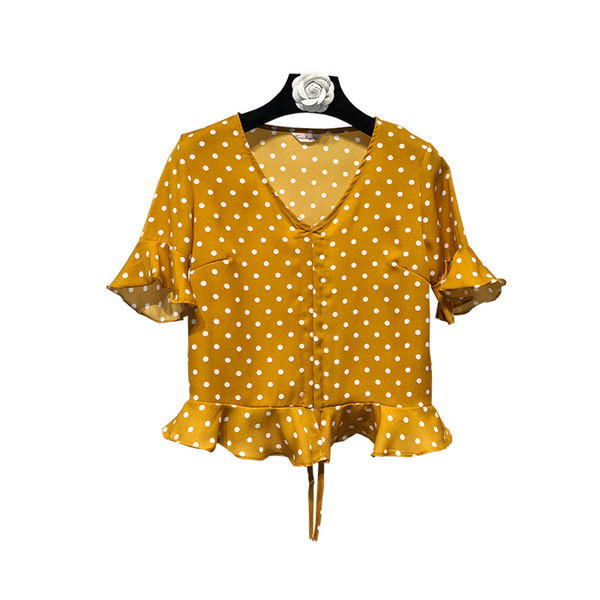 Tricou scurt de vară de damă în roșu și galben cu puncte într-un model gratuit