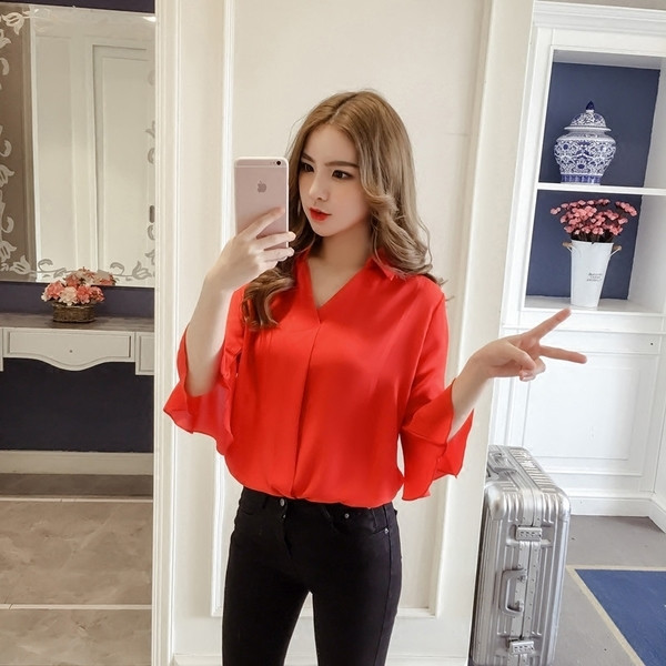 Cămașă de damă cu decolteu în V în alb și roșu