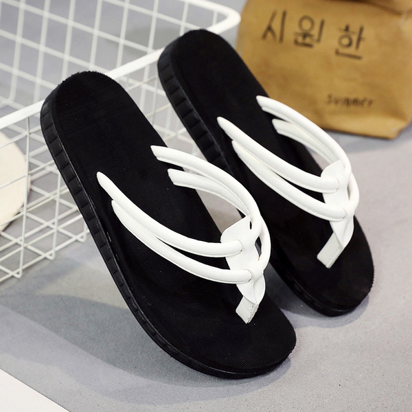 Papuci potriviti pentru plaja si de zi cu zi in alb-negru